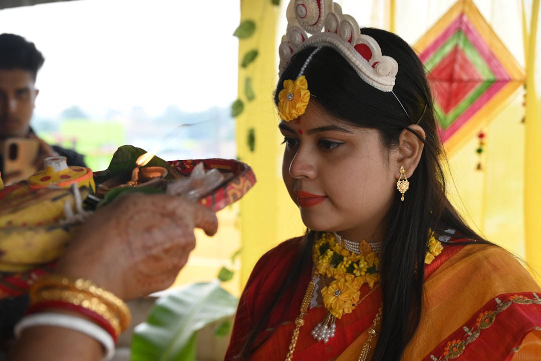 Photo indian wedding guest saree